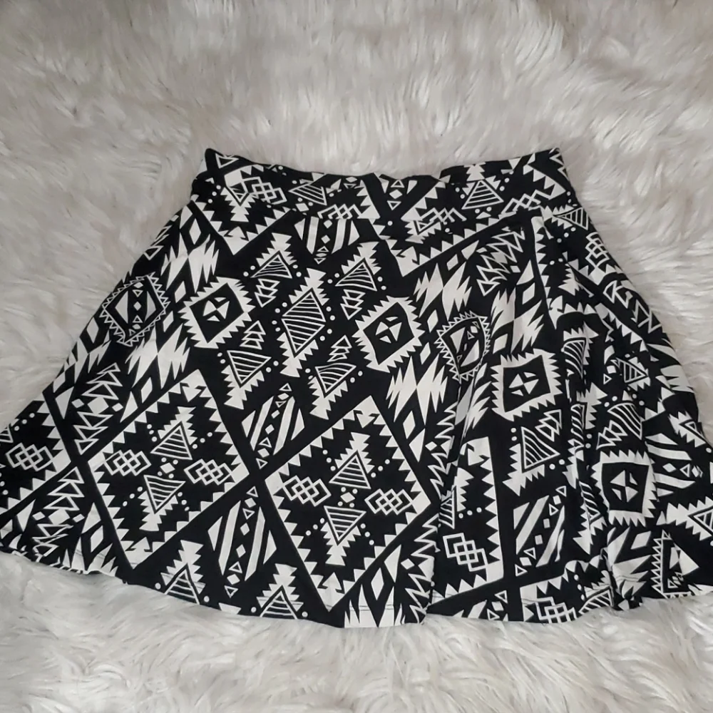 Victoria’s Secret PINK Black & White Skater Skirt – Size M (NWOT)
